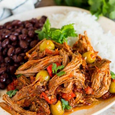 Ropa Vieja Rezept 2 Ein Teller Ropa Vieja serviert mit Reis und schwarzen Bohnen.