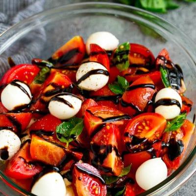 Caprese Salat Rezept 2 Caprese Salat mit Tomaten, frischem Mozzarella, Basilikumblättern und Balsamico-Glasur.