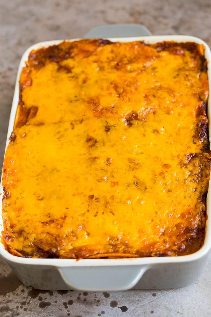 Ein gebackener Auflauf mit Schichten von Tortillas, Fleisch und Käse.