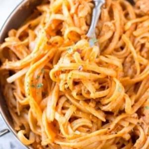 14 Slow Cooker Nudelrezepte 7 Ein Bild eines Topfes mit Slow Cooker Firecracker Hähnchenpasta.