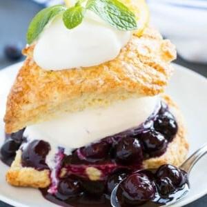 Dieses Rezept für Blaubeer-Shortcake ist Vanilleeis und selbstgemachte Blaubeersauce, die zwischen Zitronen-Shortcake geschichtet und mit Schlagsahne abgerundet wird. Dieses einfache und elegante Dessert ist perfekt für jeden Anlass!