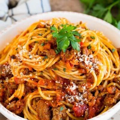 Schongarer-Bolognesesoße 7 Slow Cooker Bolognese Sauce serviert mit Spaghetti.