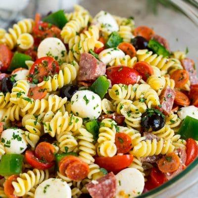 Italienischer Nudelsalat 2 Italienischer Nudelsalat mit Rotini-Nudeln, Salami und Peperoni.