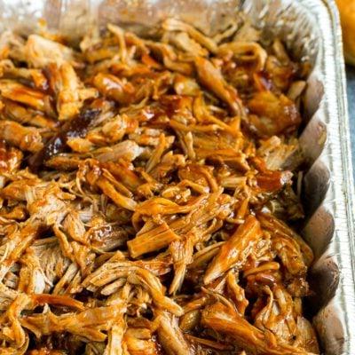 Geräuchertes Pulled Pork 7 Geräuchertes Pulled Pork in einer Metallschale mit BBQ-Sauce.