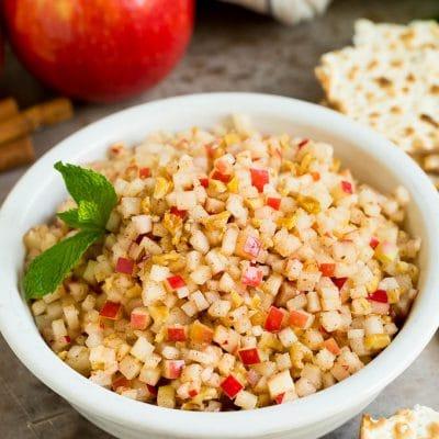 Charoset Rezept 2 Eine Schale Charoset, serviert mit Matze und mit Minze garniert.