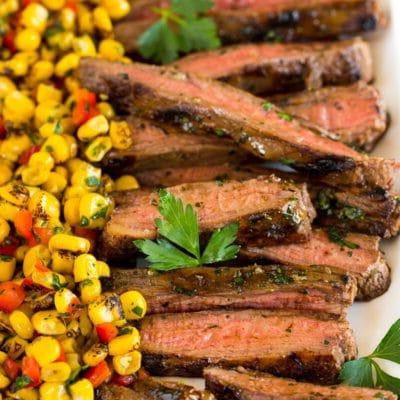 Gegrilltes Flanksteak 7 Geschnittenes gegrilltes Flanksteak auf einer Platte.