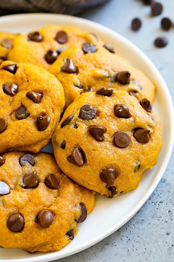 Kürbis-Schoko-Cookies Rezept | Kürbiskekse | Kürbis-Schokoladenkekse #kürbis #kekse #schokolade #backen #herbst #ahurt #dessert Ein Teller mit Kürbis-Schoko-Cookies.