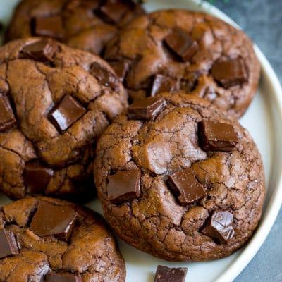 Brownie-Cookies 2 Servierplatte voller fudgy Brownie Cookies, garniert mit Schokostückchen.