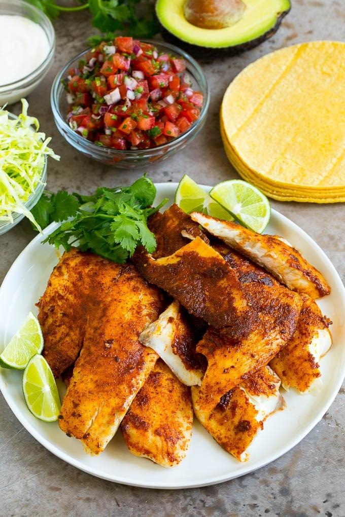 Gekochter Fisch, Kohl, Pico de Gallo und Maistortillas.