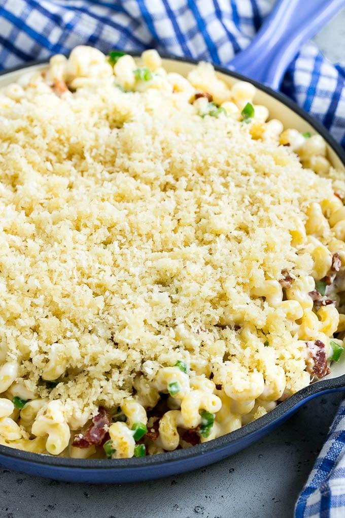 Makkaroni und Käse, belegt mit Panko-Semmelbröseln und Parmesankäse.