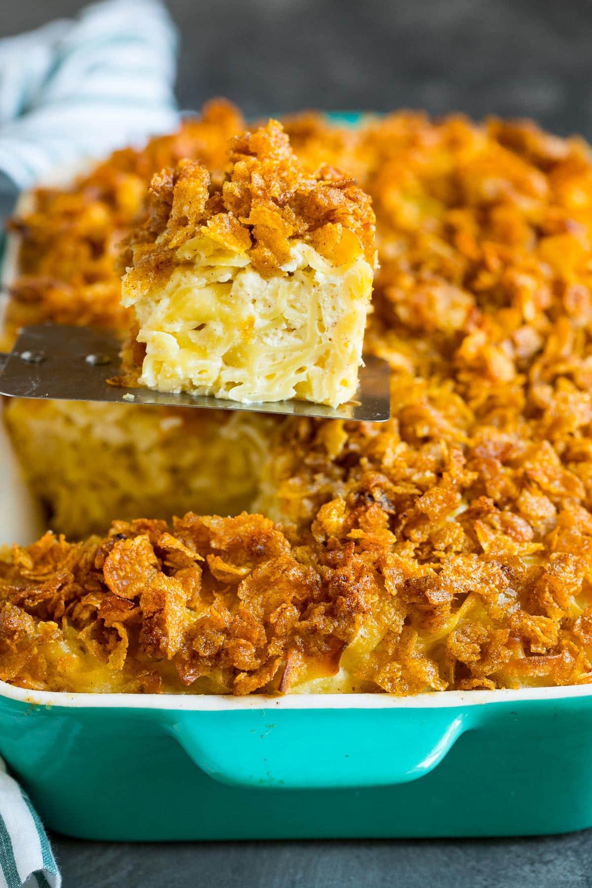 Ein Spatel serviert eine Portion Nudel Kugel.