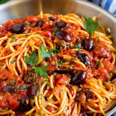 Pasta Puttanesca mit Oliven und Kapern in Tomatensauce.