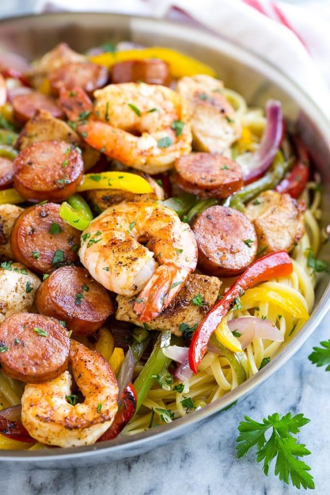 Cajun Jambalaya Pasta mit Andouille-Wurst, Garnelen und Hähnchen