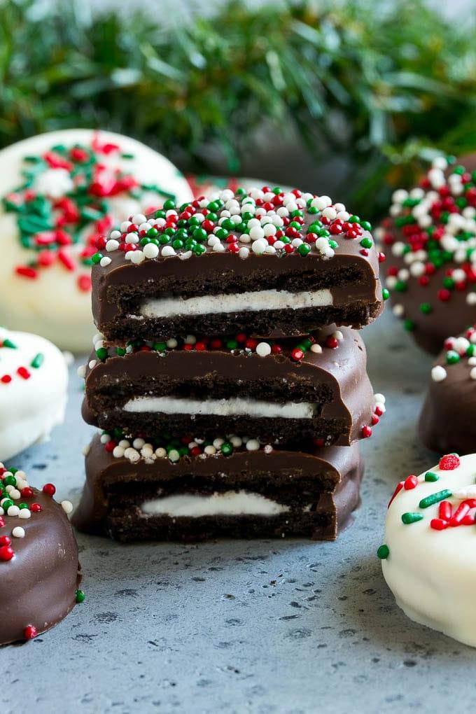 Schoko-Oreos Rezept | Oreo Kekse | Schokoladenüberzogene Oreos #oreo #kekse #schokolade #streusel #dessert #ahurt Ein Stapel Schoko-Oreos.