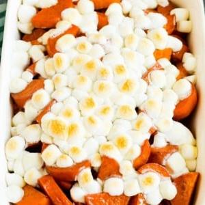 Eine Pfanne mit kandierten Yams, belegt mit Marshmallows.