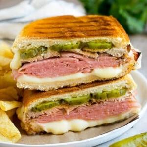 18 Schinkenreste-Rezepte 8 Ein gepresstes Cuban Sandwich mit Schichten von Schinken, Käse und Gewürzgurken.