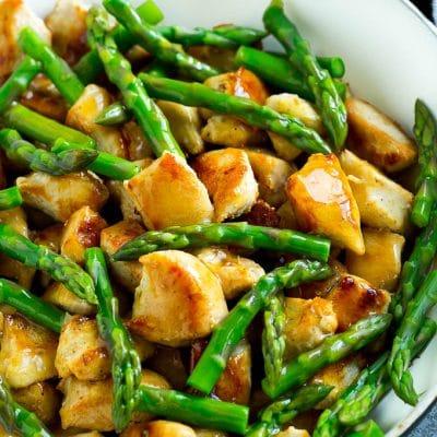 Hähnchen-Spargel-Wokgericht 2 Hähnchen-Spargel-Wok in einer herzhaften braunen Sauce.