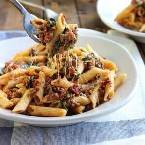 14 Slow Cooker Nudelrezepte 8 Ein Bild von Slow Cooker Rindfleisch- und Käse-Pasta.