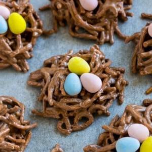 Vogelnest-Kekse sind ein No-Bake-Dessert aus Schokolade und Chow-Mein-Nudeln.