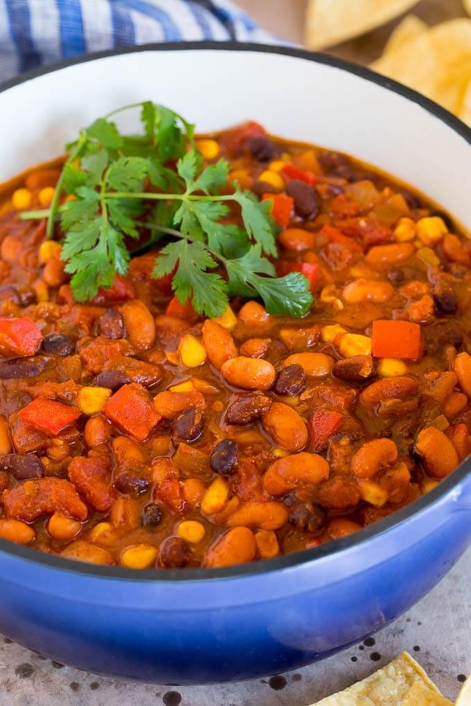 Ein Topf mit frisch gekochtem vegetarischem Chili, garniert mit frischem Koriander.