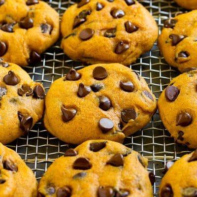 Kürbis-Schokoladenstückchen-Kekse 2 Kürbis-Schoko-Cookies auf einem Kühlgitter.