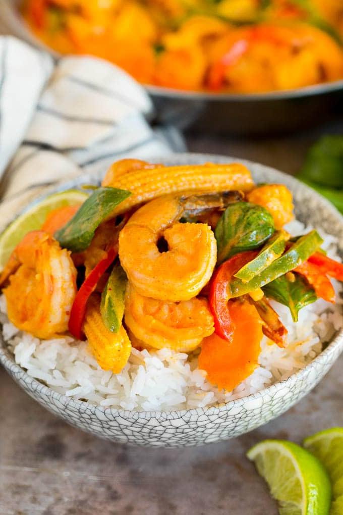 Eine Schüssel Garnelen-Curry, serviert über Reis.