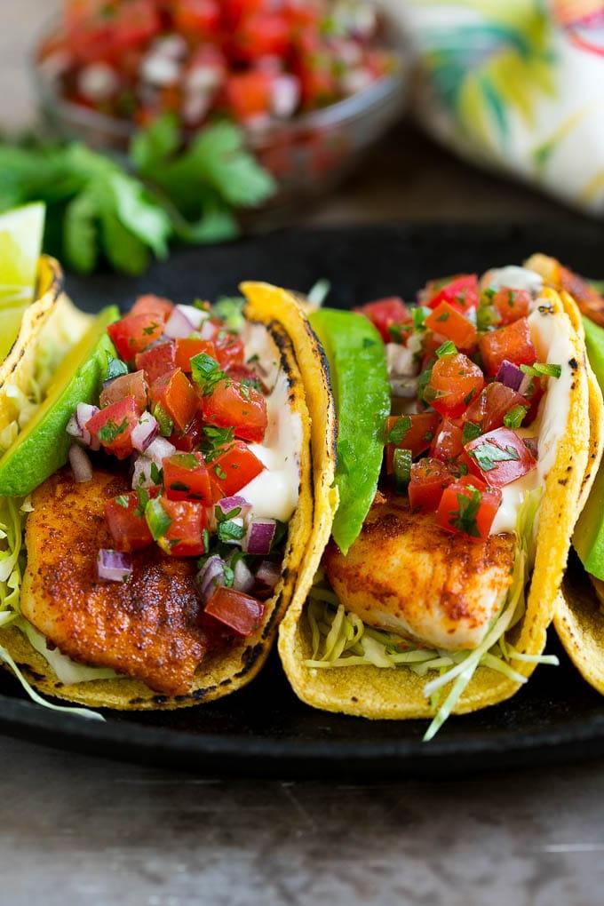 Fisch Tacos mit Kohl, Avocado, Salsa und cremiger Soße.