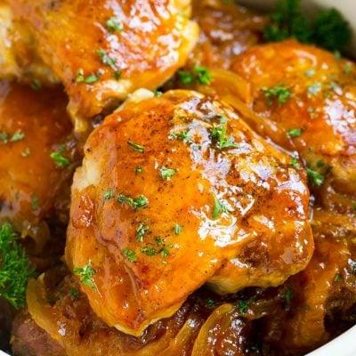 Schongarer Aprikosenhähnchen 4 Nahaufnahme von Aprikosenhähnchen aus dem Slow Cooker.