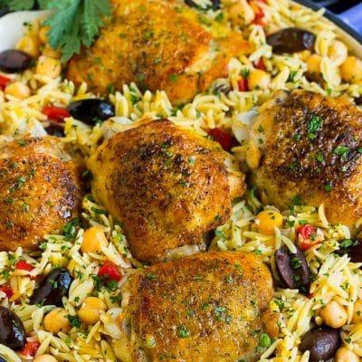 Mediterranes Hähnchen 2 A pan of Mediterranean chicken with orzo, chickpeas and vegetables.