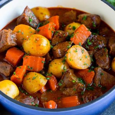 Irischer Eintopf Rezept 2 Irischer Eintopf mit Bier, zartem Rindfleisch, Karotten und Kartoffeln.