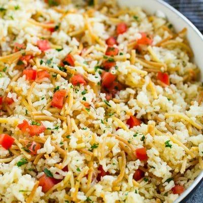 **Hausgemachter Reis mit Fadennudeln** 2 Hausgemachtes Rice-A-Roni mit Tomaten und Kräutern garniert, alles in einer Pfanne.