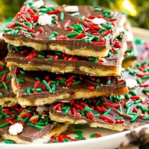 Eine Platte mit Christmas Crack, garniert mit Feiertagsstreuseln.
