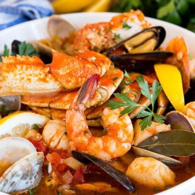 Cioppino Rezept 2 Eine große, perfekt angerichtete Schüssel Cioppino mit Krabben, Garnelen und Schalentieren, die zum sofortigen Genuss bereit ist.