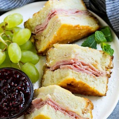 Monte-Cristo-Sandwich (Disneyland-Stil!) 2 Ein Teller Monte Cristo Sandwich, serviert mit frischem Obst und Himbeermarmelade zum Dippen.