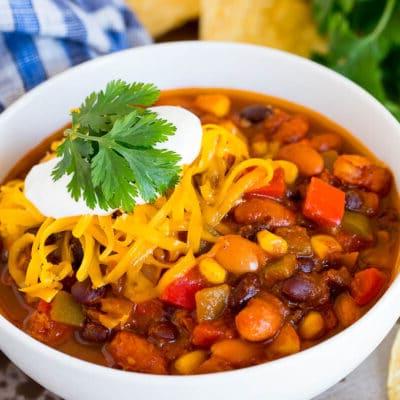Vegetarisches Chili 2 Eine herzhafte Schale vegetarisches Chili, belegt mit geriebenem Käse und einem Klecks Sauerrahm.