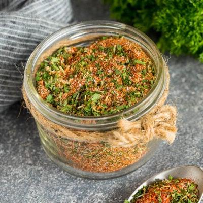 Hähnchengewürz-Rezept 2 Ein Glas Hähnchengewürz, gefüllt mit der aromatischen Mischung aus getrockneten Kräutern und Gewürzen.