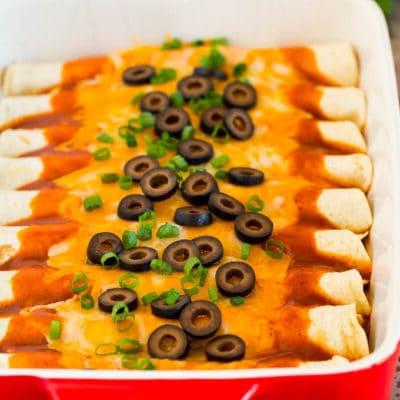 Käse-Enchiladas-Rezept 2 Eine Auflaufform mit Käse-Enchiladas, garniert mit schwarzen Oliven und grünen Zwiebeln, servierfertig.