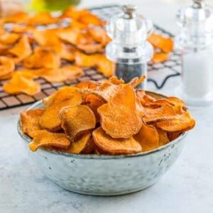 Ein Bild einer Schüssel gebackener Süßkartoffel-Chips.