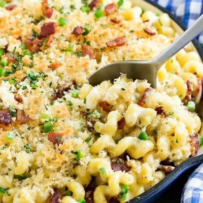 Eine Pfanne mit Jalapeño Popper Mac and Cheese, belegt mit knusprigen Semmelbröseln, Koriander und Bacon.