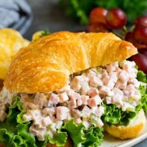 18 Schinkenreste-Rezepte 10 Schinkensalat in einem Croissant serviert.