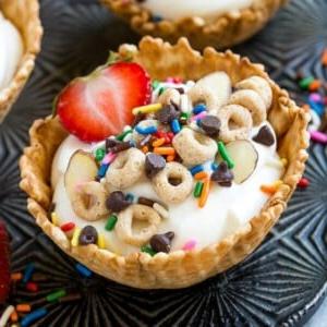 Dieses Rezept für Frühstücks-Sundaes verwendet Waffeltassen, die mit frischem Obst, Cheerios™ Müsli und Joghurt geschichtet werden und dann mit einer Reihe lustiger Toppings vollendet werden. Eine lustige Art, das Frühstück besonders zu machen!