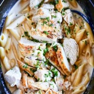 14 Slow Cooker Nudelrezepte 10 Ein Bild von Crock Pot Hähnchen-Alfredo-Pasta.