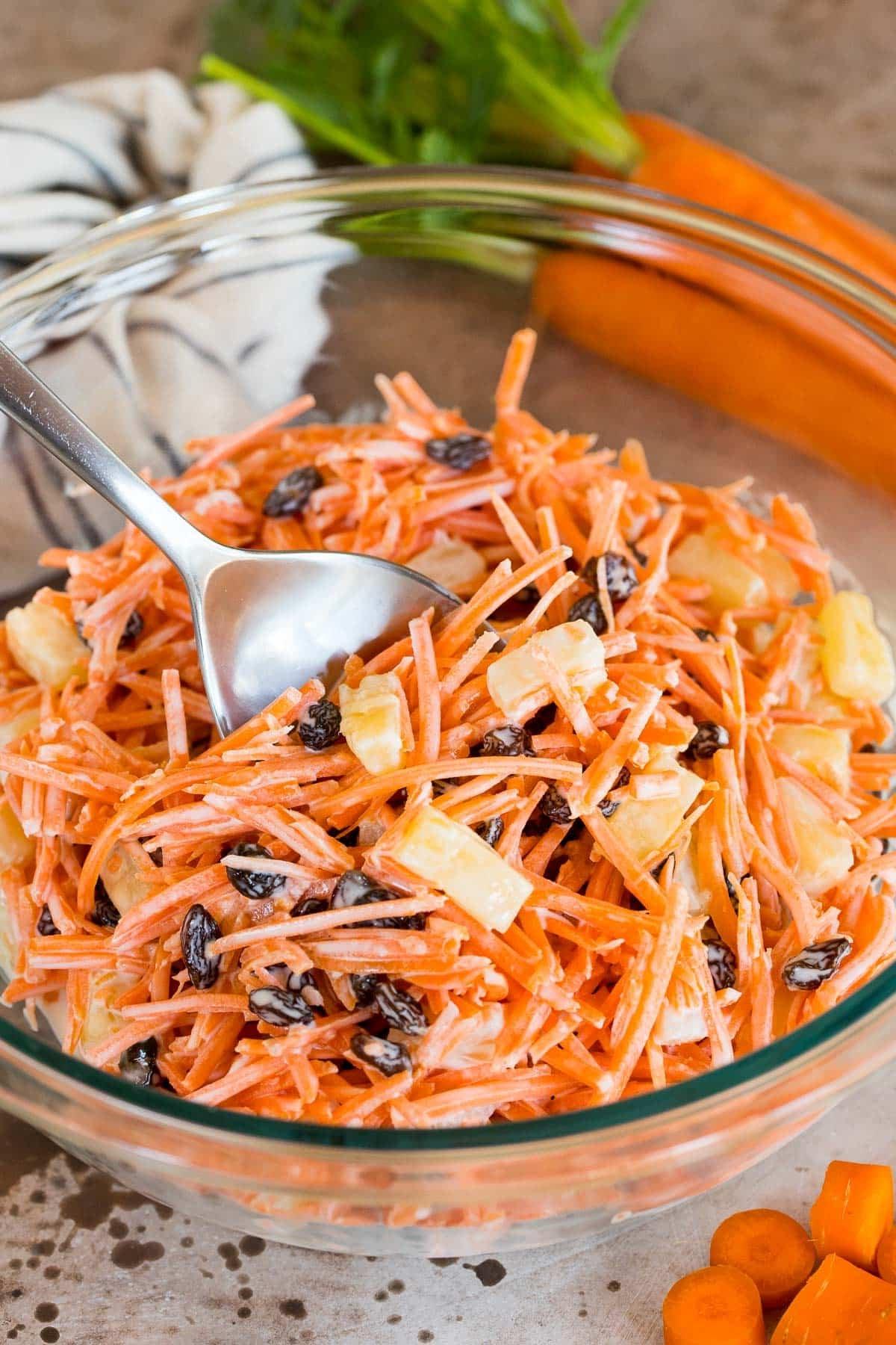 Karottensalat 2 Eine Servierschüssel mit Karottensalat und einem Löffel darin.