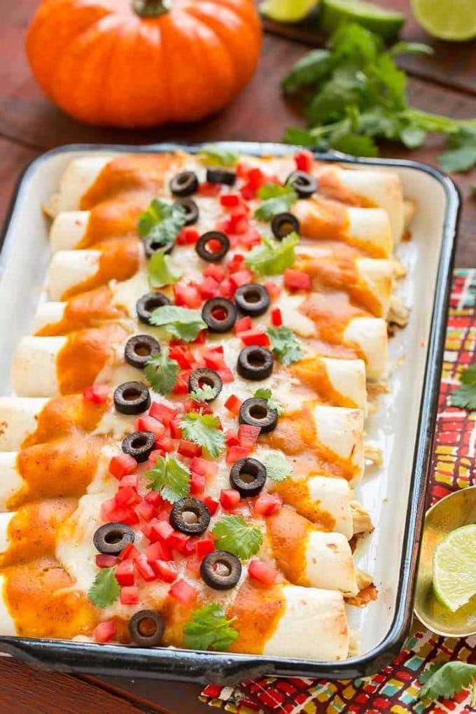 Kürbis-Enchiladas 2 Ein Backblech voll Kürbis-Enchiladas mit einer cremigen, herzhaften Kürbissauce.