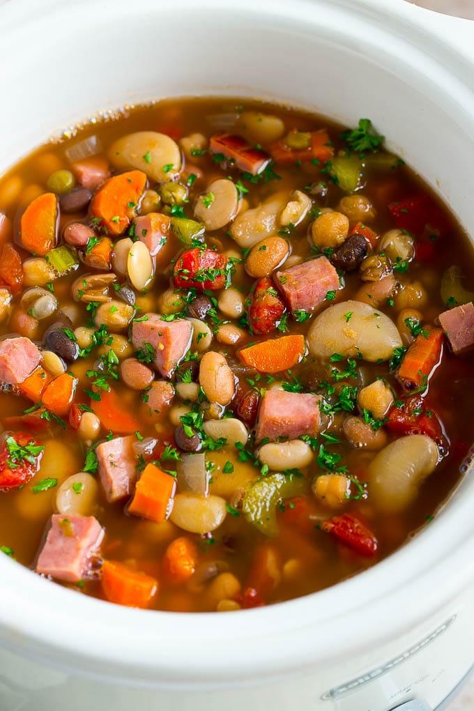 Schinken-Bohnen-Suppen-Rezept | Slow Cooker Schinken-Bohnen-Suppe | Crockpot Schinken-Bohnen-Suppe | Rezept für Schinkenreste #schinken #bohnen #suppe #slowcooker #crockpot #abendessen #abendessenimzoo Slow Cooker Schinken-Bohnen-Suppe mit Gemüse, getrockneten Bohnen und gewürfeltem Schinken.