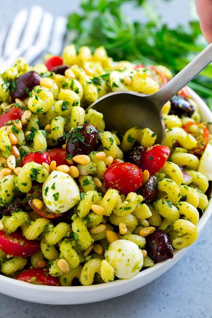 Pesto Nudelsalat | Italienischer Nudelsalat | Einfacher Nudelsalat #pasta #salad #pesto #olives #tomatoes #ahurt Pesto Nudelsalat mit Kirschtomaten, Oliven, Mozzarella-Kugeln, Pinienkernen und roten Zwiebeln.