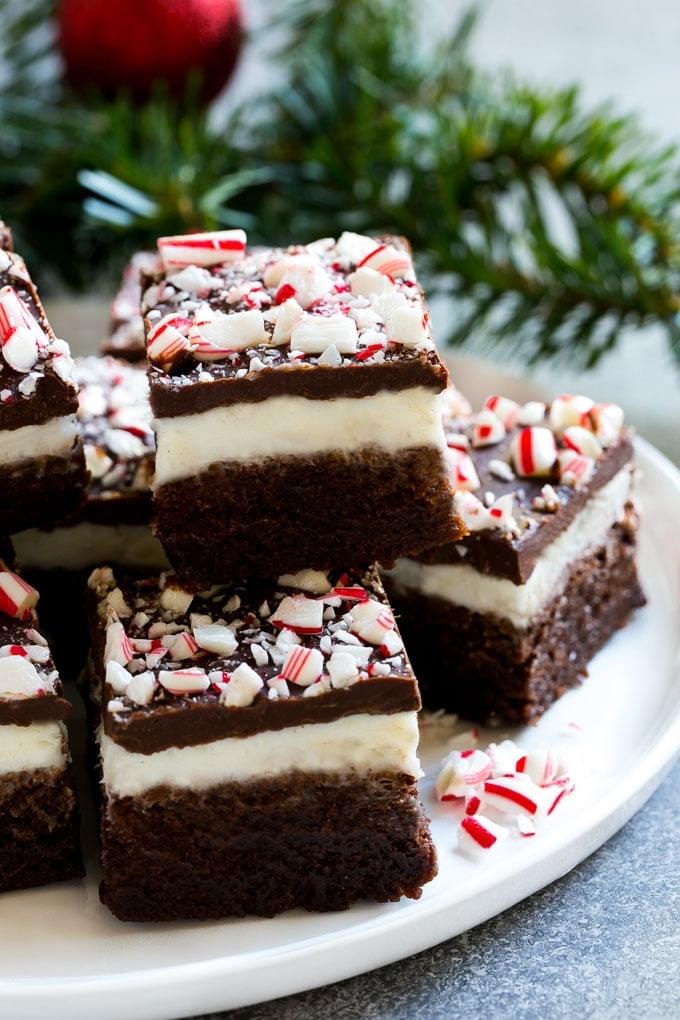 Pfefferminz-Brownies Rezept | Feiertags-Brownies | Zuckerstangen-Brownies | Minz-Brownies #brownies #mint #peppermint #chocolate #dessert #christmas #ahurt Diese einfachen Pfefferminz-Brownies auf einem Teller sind die perfekte festliche Leckerei.