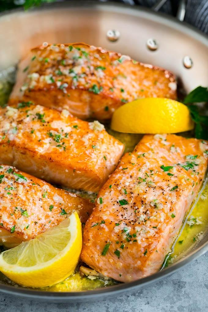 Gebratener Lachs Rezept | Knoblauchbutter Lachs | Pfannenlachs #Lachs #Knoblauch #Butter #Keto #LowCarb #Abendessen #schnellesRezept Pfannenlachsfilets in Knoblauchbuttersauce, servierfertig in einer Pfanne.