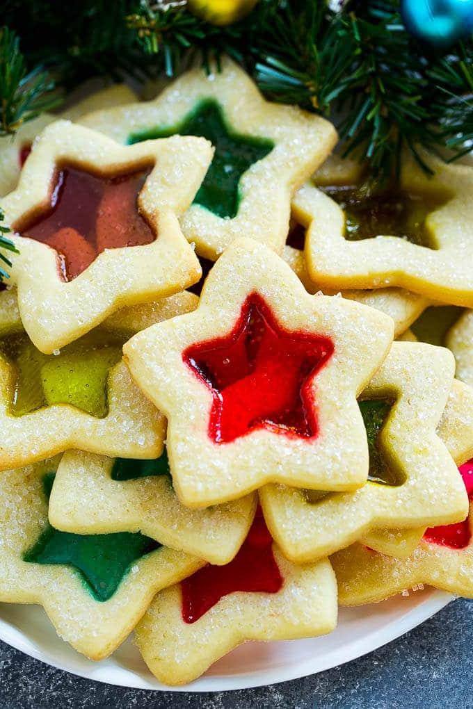 Geschmolzene Bonbons gefüllte Buntglas-Kekse, mit Zucker bestreut. Ideale Weihnachtskekse und Zuckerplätzchen für die Feiertage.