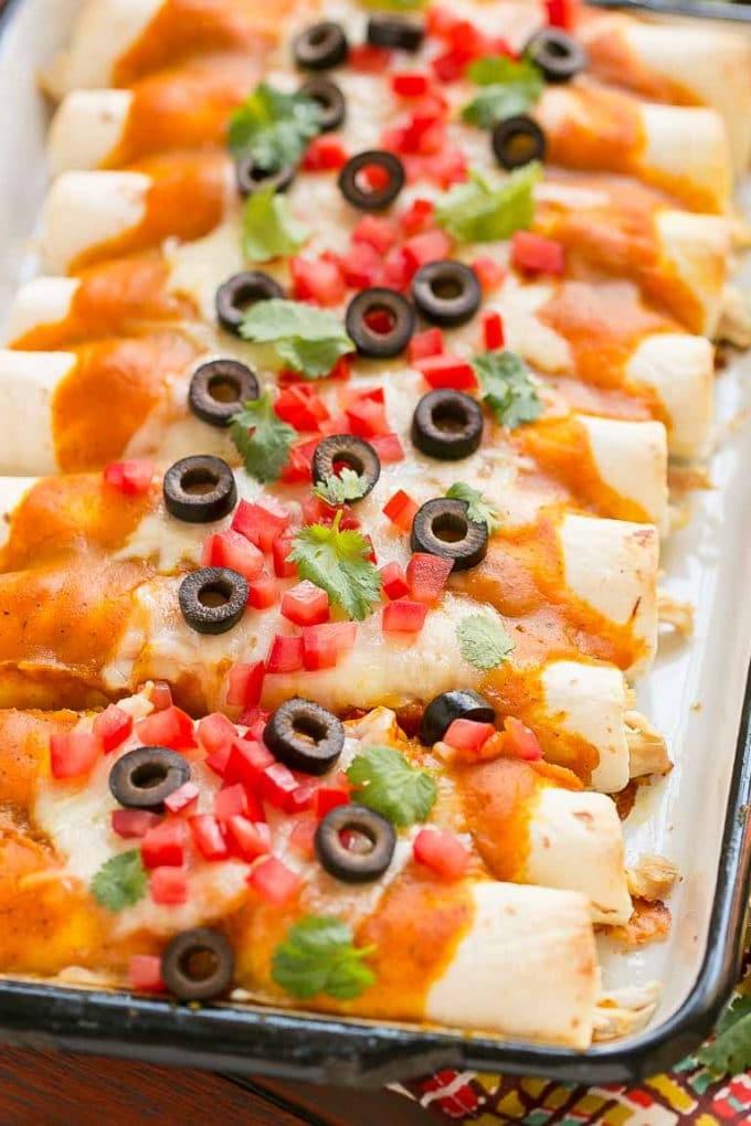 Kürbis-Enchiladas 3 Eine Ansicht von mexikanischen Toppings auf einem Blech Kürbis-Enchiladas.